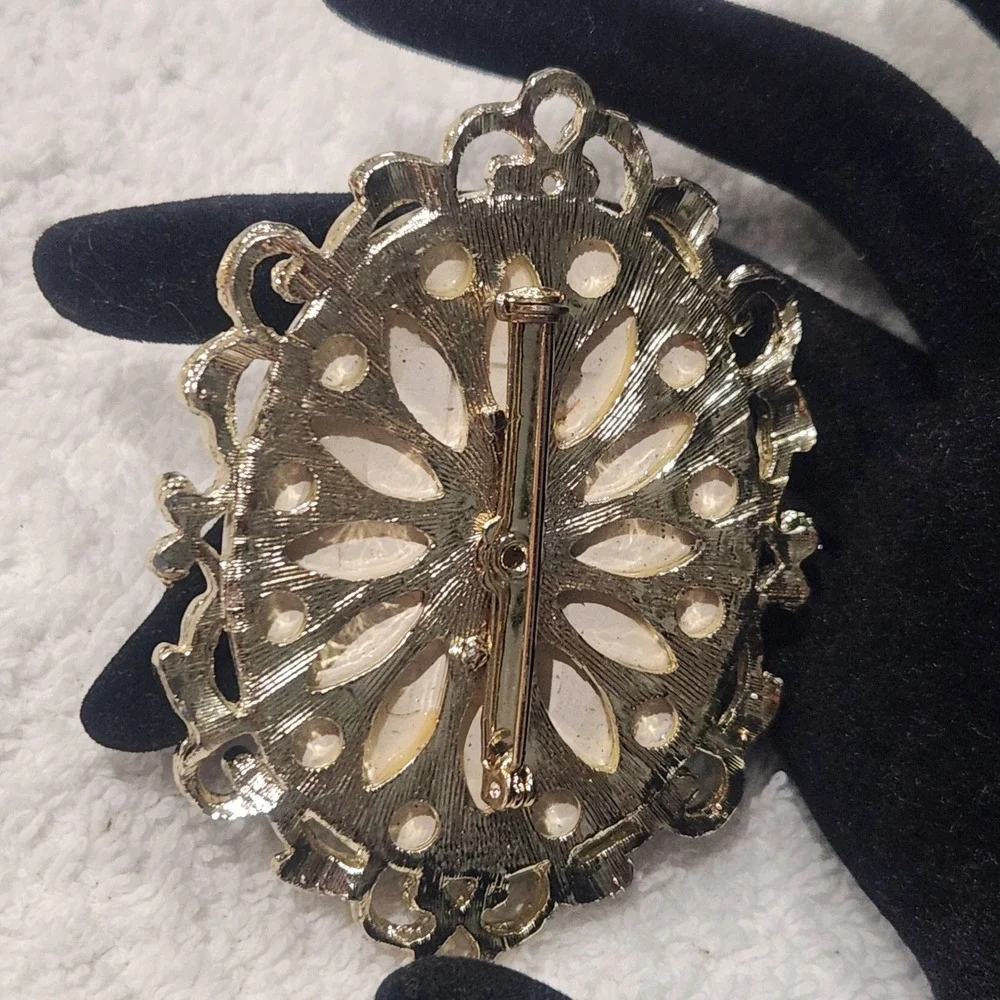 Vintage Fragonard Style Courting Couple Oval Brooch Gold Tone Filigree‎ Frame